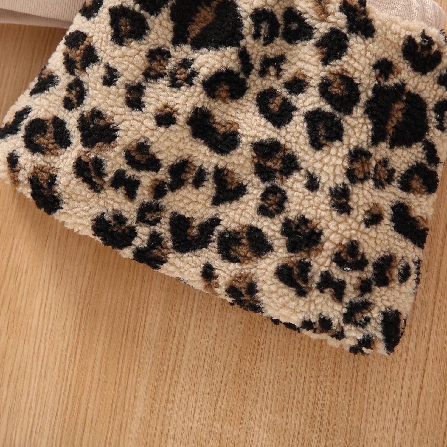 2pcs Baby Girl Hoodie and Leopard Skirt Set - Winter Thickened Polar Fleece Outfit